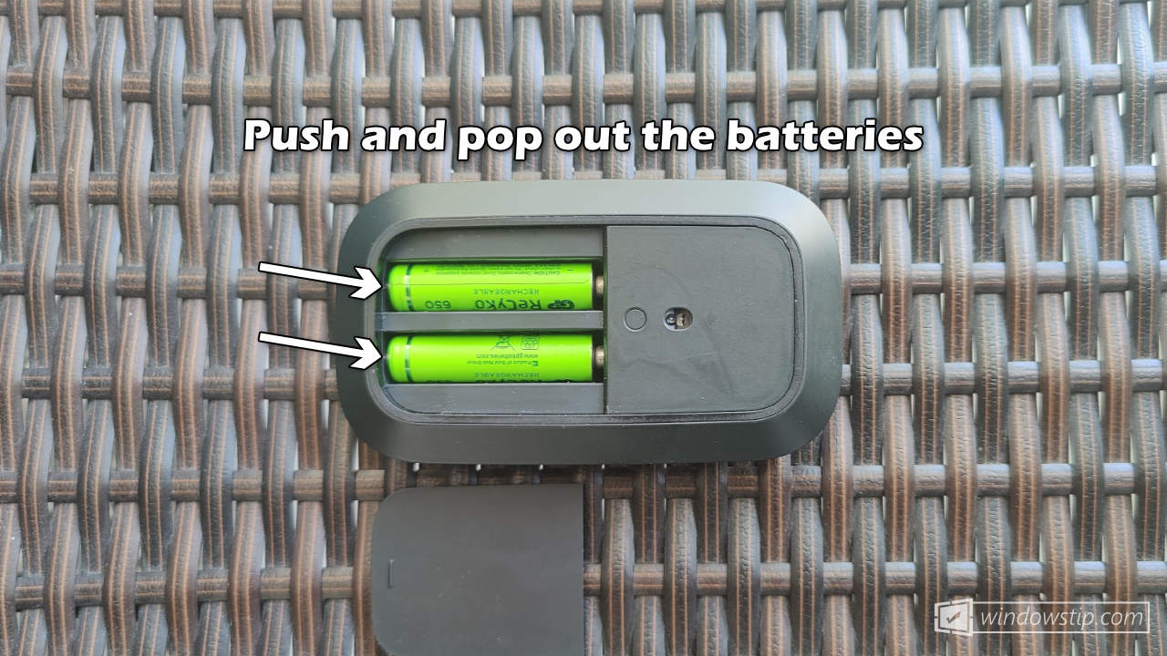 Designer Mouse - Push and pop out the batteries